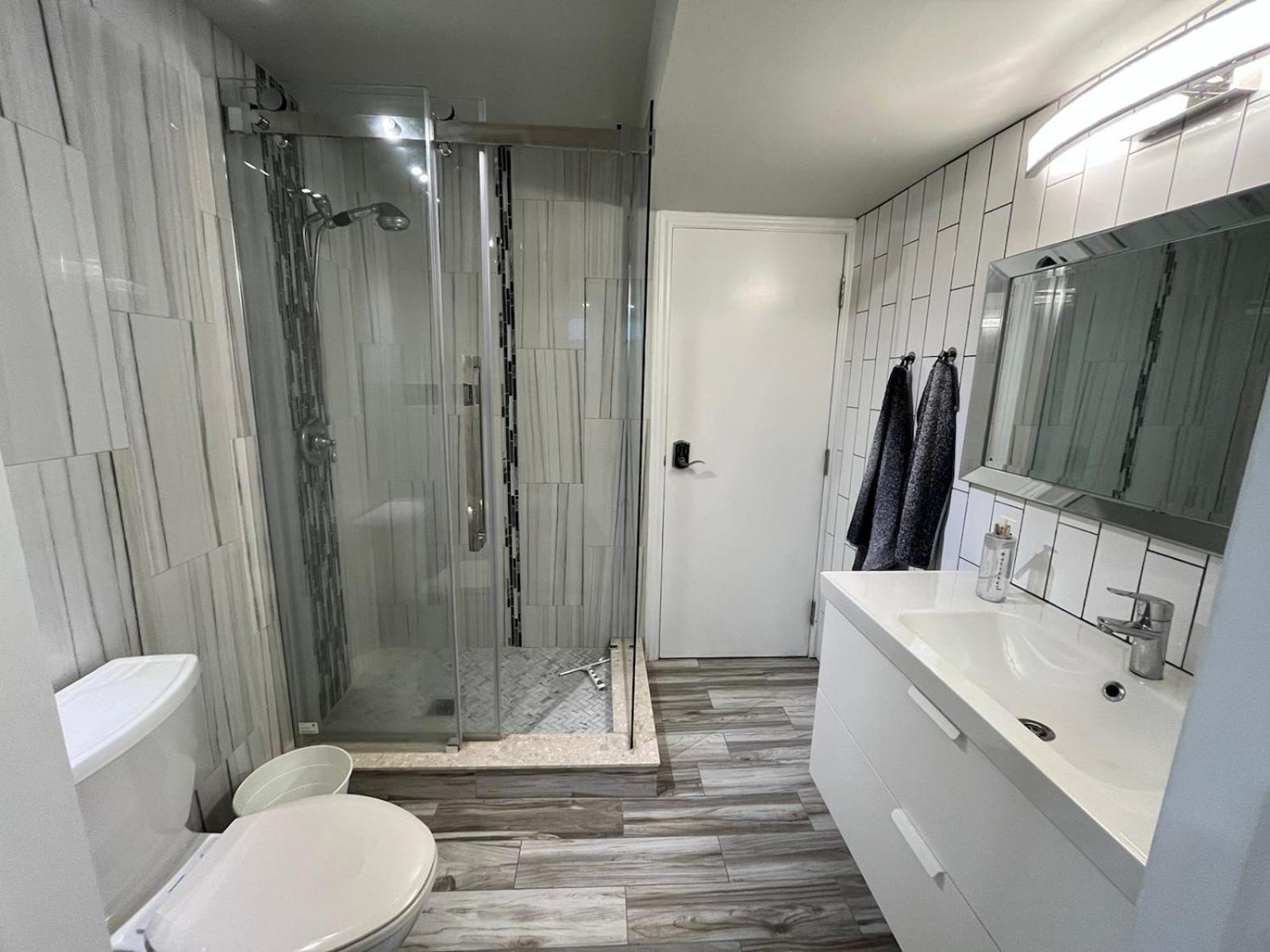 Modern Studio With Kitchenette And Bath Guelph Exterior foto